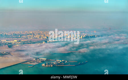 Vue aérienne de Doha à travers le brouillard du matin - le Qatar, le golfe Persique Banque D'Images