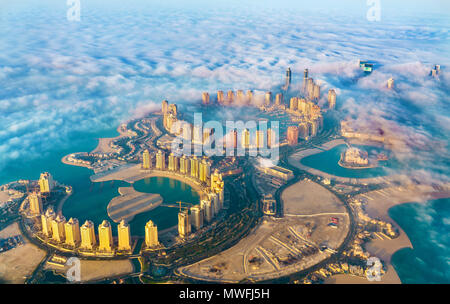 Vue aérienne de l'île Pearl-Qatar à Doha dans le brouillard du matin - le Qatar, le golfe Persique Banque D'Images