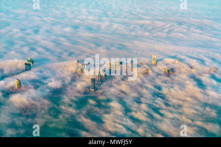 Vue aérienne de Doha à travers le brouillard du matin - le Qatar, le golfe Persique Banque D'Images