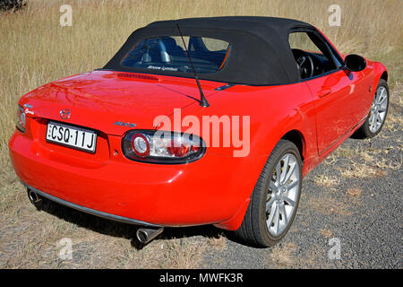 2006 Mazda MX-5 NC miata ou à des Roches Blanches Wind Farm près de Glen Innes au pays celtiques, New South Wales, Australie Banque D'Images