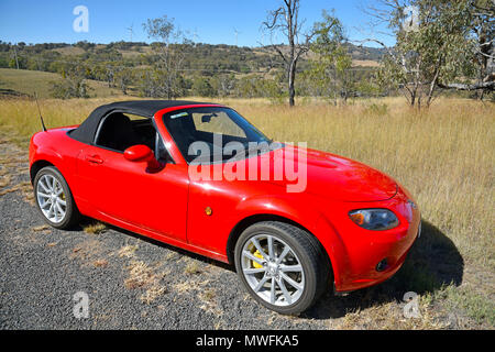 2006 Mazda MX-5 NC miata ou à des Roches Blanches Wind Farm près de Glen Innes au pays celtiques, New South Wales, Australie Banque D'Images