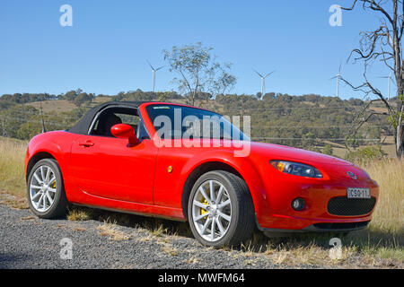 2006 Mazda MX-5 NC miata ou à des Roches Blanches Wind Farm près de Glen Innes au pays celtiques, New South Wales, Australie Banque D'Images