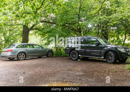 Parking inconsidérée, un 4x4 de prendre deux places de parking dans un parking rural, England, UK Banque D'Images