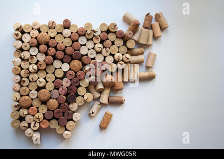 Wine corks splash composition abstraite isolé sur blanc d'un high angle view Banque D'Images