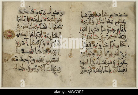 . Anglais : fragment calligraphique comprend, sur le côté gauche de l'bifolio, l'éclairage d'intitulé et les versets 6-14 du 69e chapitre du Coran intitulé al-Haqqah (la vérité). Le texte est écrit en Kufi (Nouveau Syle III). Les points rouges indiquent de vocalisation, tandis que les signes voyelles et orthoepics (prononciation marques) ont été ajoutés à l'encre noire à une date ultérieure. Un point au-dessous de la lettre ra (r) sert à différencier de l'zayn (z). Le script, de vocalisation, marques et vertical format afficher quelques progrès en calligraphie Kufi et Qur'an production pendant le 10e siècle. 10e siècle. U Banque D'Images