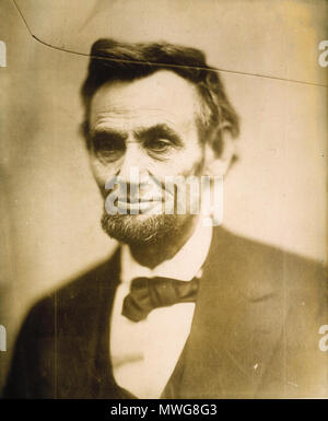 . Anglais : La dernière pose officielle d'Abraham Lincoln . Anglais : Le Dimanche, 5 février, 1865, à Gardner's Gallery de Washington DC, Alexander Gardner a pris plusieurs photos à objectif multiple du Président. Avant cette session s'est terminée, Gardner a demandé au président pour une dernière pose. Il déplaça son appareil photo et a pris une photographie de la tête de Lincoln, les épaules et la poitrine. La mystérieusement sur plaque de verre fêlé. Il s'est soigneusement Gardner pour sa pièce sombre et a été en mesure de faire une impression, avec un inquiétant crack à travers le visage de Lincoln, avant qu'il a éclaté et a été complètement éliminé. Cette estampe, connu un Banque D'Images