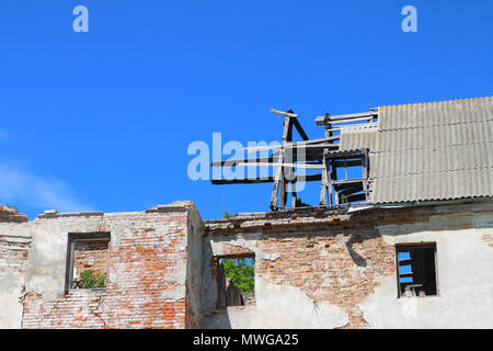 Un vieux bâtiment abandonné. Ciel bleu sur une journée ensoleillée. Banque D'Images