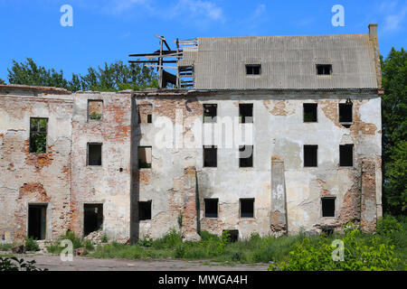 Un ancien bâtiment en ruine sur une journée ensoleillée. Vieux château en ruines. Banque D'Images