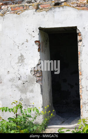 Entrée de l'ancien bâtiment détruit. À partir d'un trou de balle dans le mur d'un château abandonné. Banque D'Images