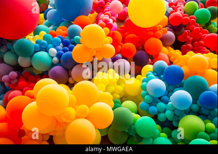 Résumé fond lumineux de fatras de ballons de couleur arc-en-ciel pour célébrer la fierté gay Banque D'Images