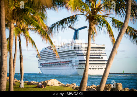 MIAMI - 23 décembre 2017 : un bateau de croisière Carnival Glory passe au sud de la plage, il quitte le port. Banque D'Images