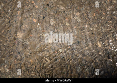 La texture du fond de la rivière est rempli de pierres. Banque D'Images