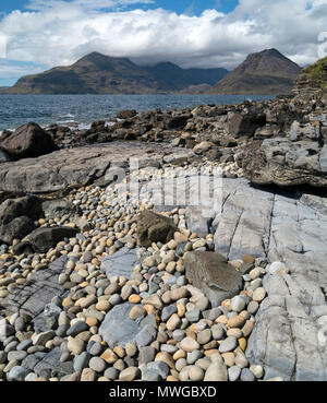 Scaladal Rocky Glen Bay Beach (Cladach un Ghlinne) près de Loch Scavaig Elgol avec montagnes Cuillin noires et sur l'île de Skye, Écosse, Royaume-Uni Banque D'Images