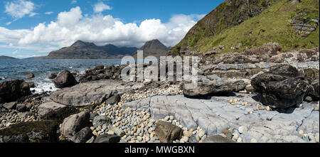 Scaladal Rocky Glen Bay Beach (Cladach un Ghlinne) près de Loch Scavaig Elgol avec montagnes Cuillin noires et sur l'île de Skye, Écosse, Royaume-Uni Banque D'Images