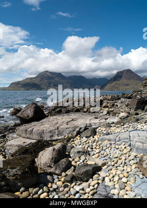 Scaladal Rocky Glen Bay Beach (Cladach un Ghlinne) près de Loch Scavaig Elgol avec montagnes Cuillin noires et sur l'île de Skye, Écosse, Royaume-Uni Banque D'Images