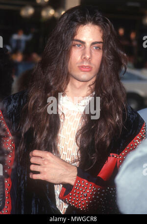 HOLLYWOOD, CA - 11 juillet : Musicien/chanteur Richie Kotzen assiste à la "Bill & Ted's Bogus Journey' Hollywood Premiere le 11 juillet 1991 au Mann's Chinese Theatre à Hollywood, Californie. Photo de Barry King/Alamy Stock Photo Banque D'Images
