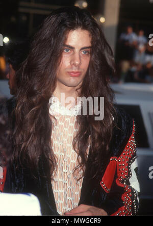 HOLLYWOOD, CA - 11 juillet : Musicien/chanteur Richie Kotzen assiste à la "Bill & Ted's Bogus Journey' Hollywood Premiere le 11 juillet 1991 au Mann's Chinese Theatre à Hollywood, Californie. Photo de Barry King/Alamy Stock Photo Banque D'Images