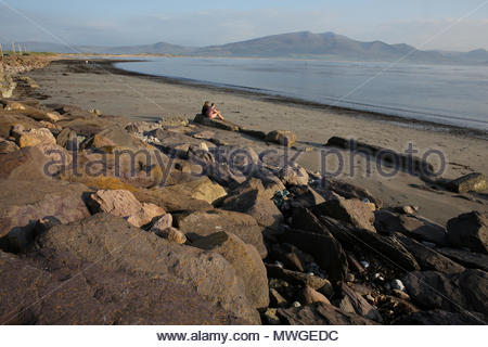 Une plage près de Marvejols, dans le comté de Kerry comme le soleil se couche à la fin d'un jour glorieux. Banque D'Images