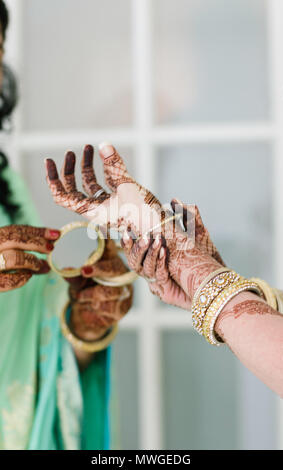 Indiens et Pakistanais de mariage mariée mariée style et bijoux bangles mise Banque D'Images