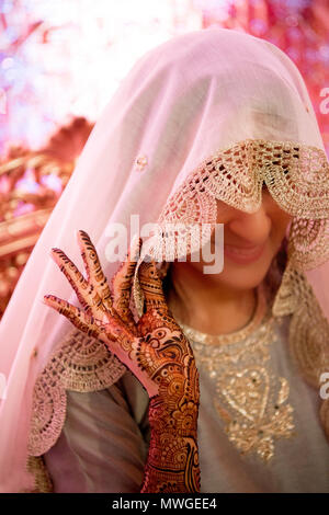 Indiens et Pakistanais mariée de style mariage montrant belle conception Mehndi Banque D'Images