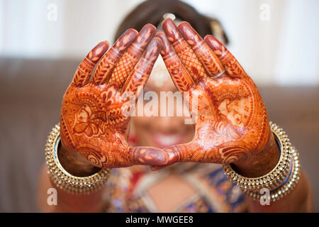 Indiens et Pakistanais de mariage mariée de prendre une forme de coeur sa main et beau design style Mehndi Banque D'Images