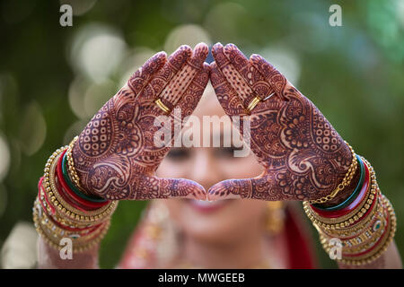 Indiens et Pakistanais de mariage mariée de prendre une forme de coeur sa main et beau design style Mehndi Banque D'Images