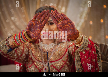 Indiens et Pakistanais de mariage mariée de prendre une forme de coeur sa main et beau design style Mehndi Banque D'Images