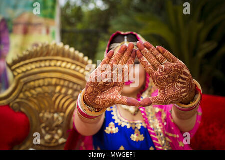 Indiens et Pakistanais de mariage mariée de prendre une forme de coeur sa main et beau design style Mehndi Banque D'Images