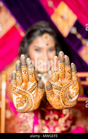 Indiens et Pakistanais mariée de style mariage montrant d'oreille, bracelets et belle conception Mehndi Banque D'Images