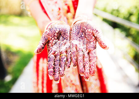 Montrer mariée pakistanaise conception mehndi main Banque D'Images