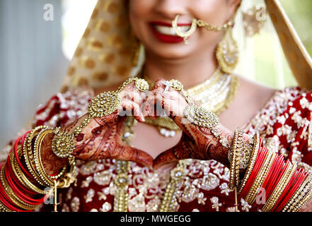 Indiens et Pakistanais de mariage mariée de prendre une forme de coeur sa main et beau design style Mehndi Banque D'Images