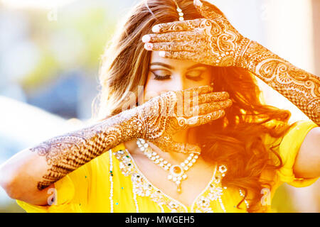 Femme mariée mariage pakistanais avec de belles mains, des mains de conception mehndi mariée indienne fille aux arts au henné Banque D'Images