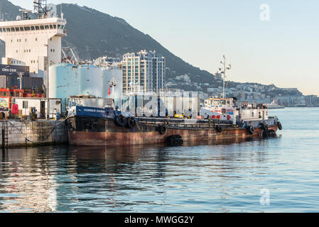 Gibraltar, Royaume-Uni - Mai 18, 2017 : huile Transporteur de produits Aube Humber au navire amarré Port de Gibraltar, Royaume-Uni. Banque D'Images