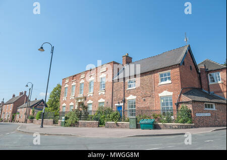 Une grande maison historique dans le centre du village de Abbots Bromley, Staffordshire Banque D'Images