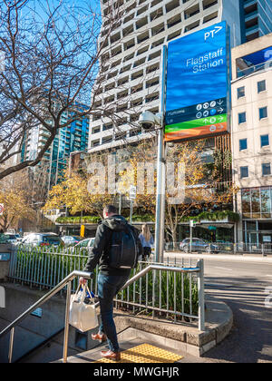 Balades en banlieue gare Flagstaff dans d'affaires de Melbourne. VIC Australie Banque D'Images