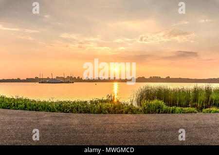 Coucher du soleil sur le lac Plas Kralingse à Rotterdam, aux Pays-Bas, comme vu de la promenade sur la côte est Banque D'Images