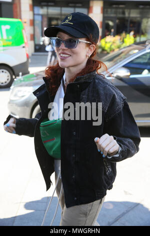 Singer Jess Glynne vu avec un sac Gucci, laissant les studios de Radio Mondiale après l'enregistrement préalable des entrevues - London comprend : Jess Glynne Où : London, Royaume-Uni Quand : 01 mai 2018 Source : WENN.com Banque D'Images