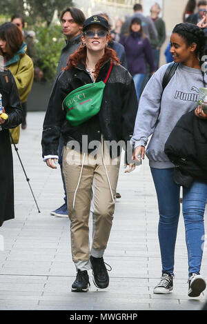 Singer Jess Glynne vu avec un sac Gucci, laissant les studios de Radio Mondiale après l'enregistrement préalable des entrevues - London comprend : Jess Glynne Où : London, Royaume-Uni Quand : 01 mai 2018 Source : WENN.com Banque D'Images