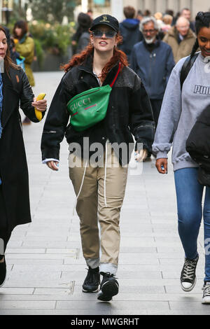 Singer Jess Glynne vu avec un sac Gucci, laissant les studios de Radio Mondiale après l'enregistrement préalable des entrevues - London comprend : Jess Glynne Où : London, Royaume-Uni Quand : 01 mai 2018 Source : WENN.com Banque D'Images