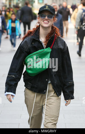 Singer Jess Glynne vu avec un sac Gucci, laissant les studios de Radio Mondiale après l'enregistrement préalable des entrevues - London comprend : Jess Glynne Où : London, Royaume-Uni Quand : 01 mai 2018 Source : WENN.com Banque D'Images
