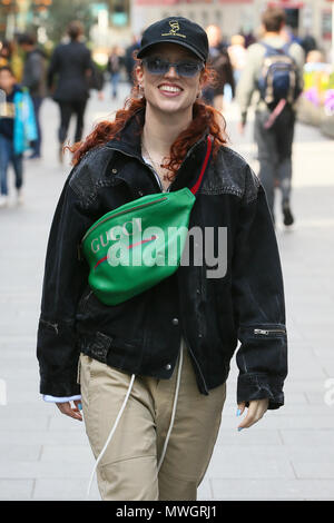 Singer Jess Glynne vu avec un sac Gucci, laissant les studios de Radio Mondiale après l'enregistrement préalable des entrevues - London comprend : Jess Glynne Où : London, Royaume-Uni Quand : 01 mai 2018 Source : WENN.com Banque D'Images