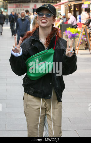 Singer Jess Glynne vu avec un sac Gucci, laissant les studios de Radio Mondiale après l'enregistrement préalable des entrevues - London comprend : Jess Glynne Où : London, Royaume-Uni Quand : 01 mai 2018 Source : WENN.com Banque D'Images