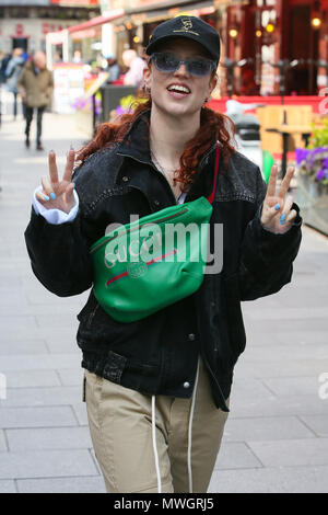 Singer Jess Glynne vu avec un sac Gucci, laissant les studios de Radio Mondiale après l'enregistrement préalable des entrevues - London comprend : Jess Glynne Où : London, Royaume-Uni Quand : 01 mai 2018 Source : WENN.com Banque D'Images