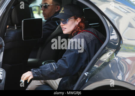 Singer Jess Glynne vu avec un sac Gucci, laissant les studios de Radio Mondiale après l'enregistrement préalable des entrevues - London comprend : Jess Glynne Où : London, Royaume-Uni Quand : 01 mai 2018 Source : WENN.com Banque D'Images