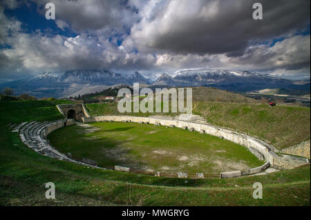 Ruines de l'amphithéâtre romain, Alba Fucens. Abruzzes, Italie Banque D'Images