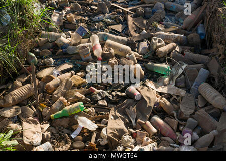 Les bouteilles en plastique et autres déchets, le blocage des fossés de drainage, Ngong Road, Nairobi, Kenya - 31 mai 2018 Banque D'Images