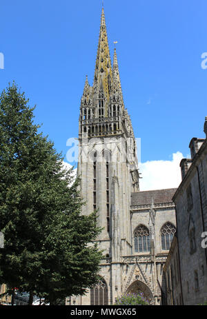 Vue sur les flèches de la cathédrale Saint-Corentin, à Quimper, en Bretagne, en France, sur une belle journée d'été. Banque D'Images