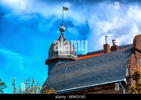 Gable d'une maison joliment restaurée against a blue sky Banque D'Images