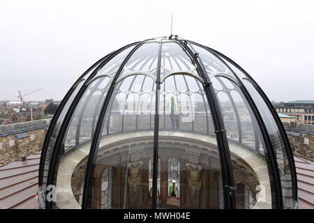 Entrepreneur Michael Brown inspecte la lanterne d'un dôme dans le plafond d'entrée classé Grade I au Fitzwilliam Museum à Cambridge à la suite d'un projet de conservation de millions de livres. Banque D'Images