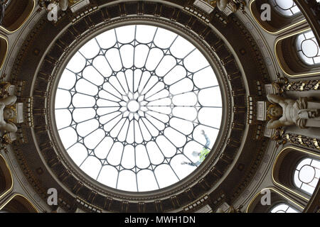 Entrepreneur Michael Brown inspecte la lanterne d'un dôme dans le plafond d'entrée classé Grade I au Fitzwilliam Museum à Cambridge à la suite d'un projet de conservation de millions de livres. Banque D'Images